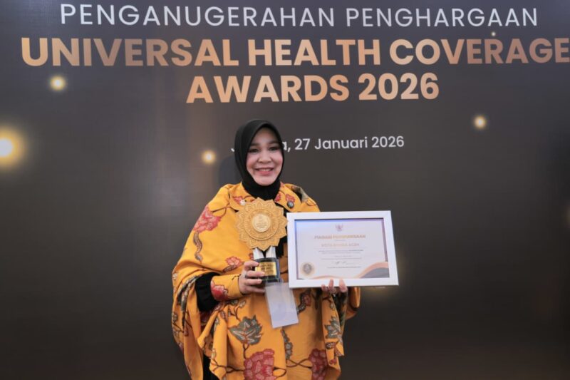 Wali Kota Banda Aceh Illiza Sa’aduddin Djamal menerima UHC Award 2026 kategori Utama dari Menko PM Muhaimin Iskandar di Jakarta, Selasa (27/1/2026). Foto: Dok. Prokopim Kota Banda Aceh
