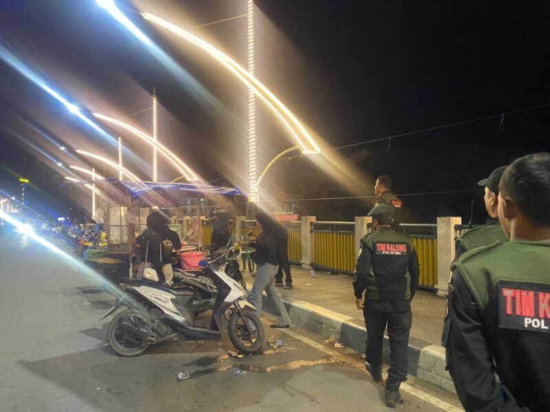 Petugas Satpol PP WH Banda Aceh menertibkan tiga wanita yang berada di Jembatan Pante Pirak pada Senin (26/1/2026) dini hari. Foto: Dok. Satpol PP WH Kota Banda Aceh
