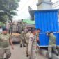 Petugas Satpol PP WH Banda Aceh menertibkan kios yang berdiri di atas fasilitas umum di Simpang Keudah, Selasa (27/1/2026). Foto: Dok. Satpol PP WH Kota Banda Aceh