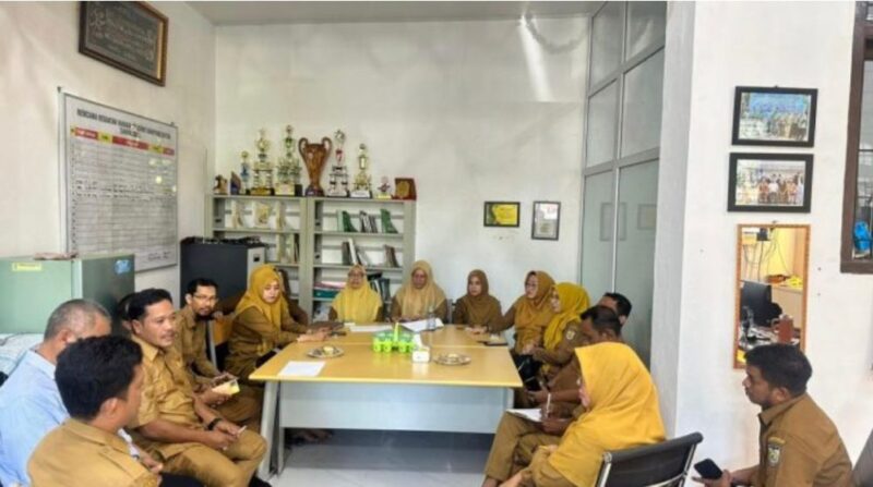 Rapat koordinasi persiapan Lomba Gampong 2026 antara Tim DPMG dengan keuchik dan perangkat gampong di Banda Aceh, Selasa (27/1/2026). Foto: Dok. DPMG Kota Banda Aceh