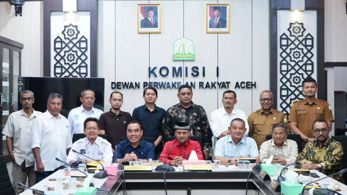 Foto bersama Pimpinan dan Anggota Komisi I DPRA dengan pengurus SMSI Aceh usai audiensi di ruang rapat Komisi I DPRA. Foto: Dok. DPRA