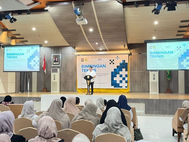 Asisten Perekonomian dan Pembangunan Setda Kota Banda Aceh, Faisal, mewakili Wali Kota Banda Aceh saat membuka Bimtek Penyusunan LPPK Tahun 2025 di Aula Mawardy Nurdin, Rabu (28/1/2026). Foto: Dok. Diskominfo Kota Banda Aceh