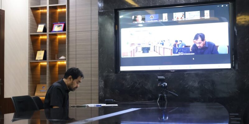 Gubernur Aceh, H. Muzakir Manaf, menyampaikan Himbauan Pengakhiran Status Masa Tanggap Darurat dan Menetapkan Status Transisi Pemulihan Selama 90 Hari, dalam Rapat Koordinasi yang digelar secara virtual bersama Dirjen Bina Adwil Kemendagri RI, Dr. H. Safrizal ZA, M.Si, Sekda Aceh, M. Nasir, S.IP, MPA, beserta unsur Forkopimda Aceh dan Lintas Sektor terkait lainnya, yang dipusatkan dari Posko Tanggap Darurat Bencana Hidrometeorologi Aceh, Setda Aceh, Banda Aceh, Kamis, (29/1/2026). Foto: Dok. Biro Adpim Setda Aceh