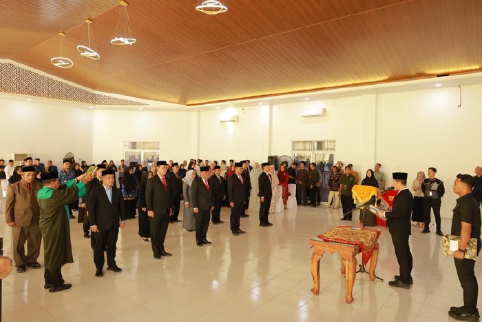 Bupati Aceh Barat Tarmizi, SP, MM, melantik dan mengambil sumpah jabatan pejabat eselon II di Aula Bappeda Aceh Barat, Jumat (30/1/2026). Foto: Dok. Pemkab Aceh Barat