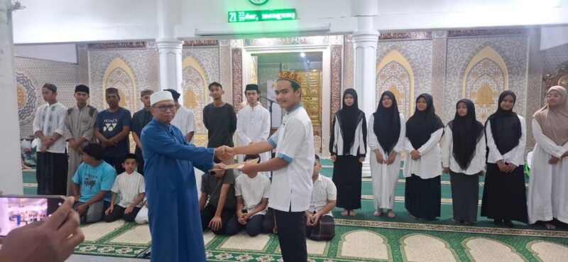 Ketua BKM Al-Hidayah, Ustadz Ir. Faizal Adriansyah, M.Si., menyerahkan SK pelantikan kepada Ketua Panitia Ramadhan 1447 H Masjid Al-Hidayah Meusara Agung, Rabu (21/01/2026). Foto: Dok. Istimewa