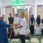 Ketua BKM Al-Hidayah, Ustadz Ir. Faizal Adriansyah, M.Si., menyerahkan SK pelantikan kepada Ketua Panitia Ramadhan 1447 H Masjid Al-Hidayah Meusara Agung, Rabu (21/01/2026). Foto: Dok. Istimewa