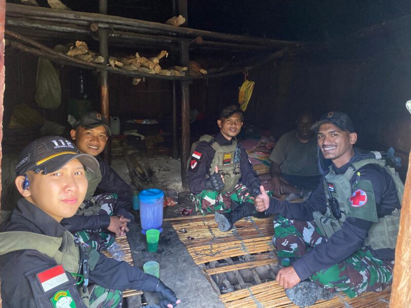 Prajurit Satgas Yonif 112/DJ Pos Ilu melaksanakan anjangsana dan minum kopi bersama warga di dalam Honai Kampung Dolinggame, Distrik Ilu, Kabupaten Puncak Jaya, Papua Tengah, Selasa (13/1/2026). Foto: Dok. Istimewa