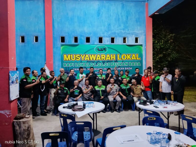 Ketua RAPI Wilayah Aceh Besar, Naisabur (JZ01 BS) foto bersama usai melantik pengurus Ketua RAPI Lokal Peukan Bada Periode 2026-2030, di Pos Damkar Peukan Bada, Aceh Besar, Jum'at (30/1/2026) malam. Foto: Dok. MC Aceh Besar