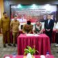 Plt. Kepala Dinas Pendidikan Aceh Murthalamuddin, S.Pd., M.SP bersama Rektor USK Prof. Dr. Ir. Marwan menyaksikan penandatanganan MoU antara PT Global Mandiri USK dengan BLUD SMKN 1, 2, dan 3 Banda Aceh tentang inkubasi bisnis, yang berlangsung di Aula SMKN 3 Banda Aceh, Selasa (27/01/2026). Foto: Dok. Istimewa