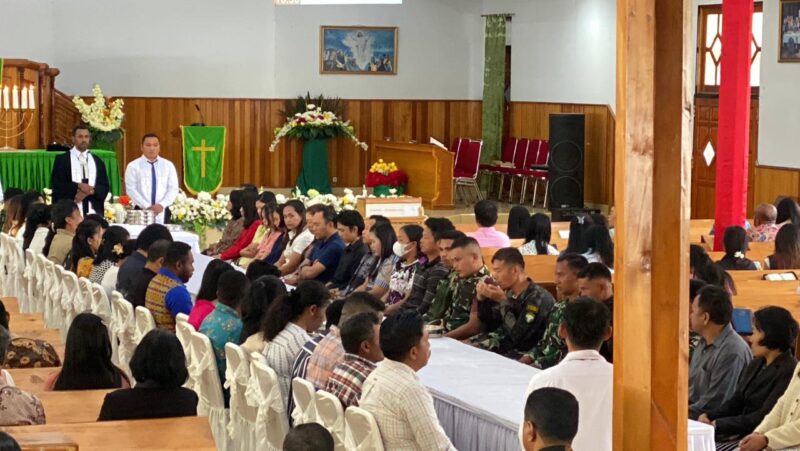 Satgas Yonif 112/DJ bersama warga Puncak Jaya menggelar ibadah bersama sebagai ungkapan syukur jelang purna tugas. Foto: Dok. Istimewa 