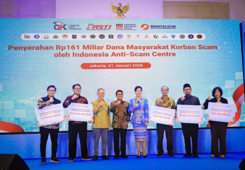 Otoritas Jasa Keuangan (OJK) bersama Indonesia Anti-Scam Centre (IASC) menyerahkan pengembalian dana korban penipuan digital secara simbolis di Jakarta, Rabu (21/1/2026). Foto: Dok. Istimewa
