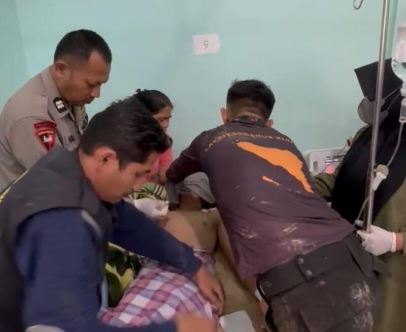 Taruna Akpol peserta Latsitardanus XLVI mengevakuasi Haikal, korban hanyut di Sungai Kuala Simpang, Aceh Tamiang, Jumat (30/01/2026). Foto: Dok. Istimewa