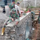 Personel Satgas Gulbencal Kodam Iskandar Muda bersama satuan zeni TNI mempercepat perakitan jembatan Armco di Desa Tawar Bengi, Kecamatan Permata, Kabupaten Bener Meriah, Sabtu (14/02/2026). Foto: Dok. Istimewa 