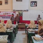 Satuan Binmas Polres Lhokseumawe melaksanakan kegiatan sosialisasi program E-Learning Polri Mengajar kepada siswa-siswi kelas XII di SMA Negeri 1 Kota Lhokseumawe, Jumat (13/2/2026) pagi. Dok. Ist