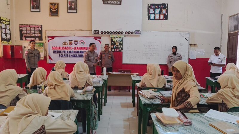 Satuan Binmas Polres Lhokseumawe melaksanakan kegiatan sosialisasi program E-Learning Polri Mengajar kepada siswa-siswi kelas XII di SMA Negeri 1 Kota Lhokseumawe, Jumat (13/2/2026) pagi. Dok. Ist