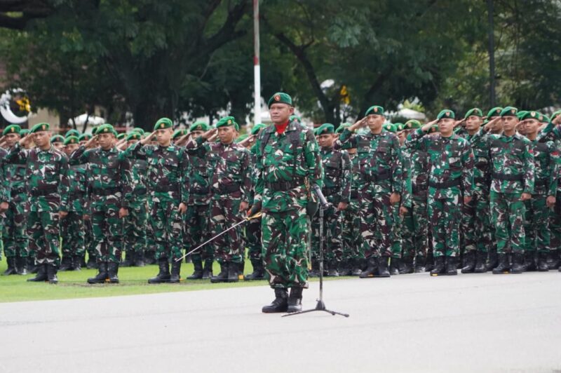 Prajurit dan ASN Kodam Iskandar Muda mengikuti Upacara 17-an di Banda Aceh dengan khidmat, Rabu (18/2/2026). Foto: Dok. Istimewa 