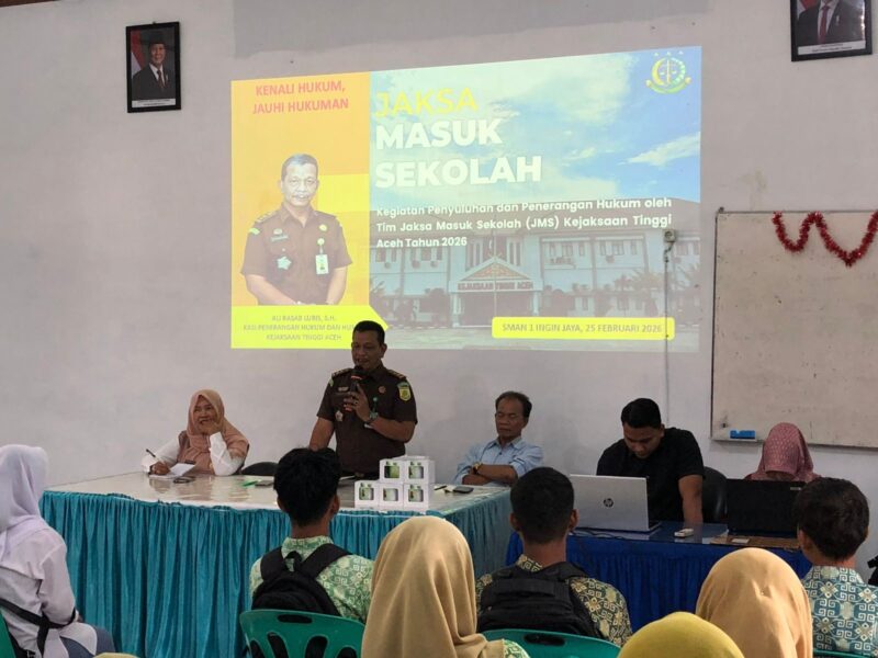 Tim Kejaksaan Tinggi Aceh memberikan penyuluhan hukum melalui program Jaksa Masuk Sekolah kepada siswa SMA Negeri 1 Ingin Jaya di Aceh Besar, Kamis (26/2/2026). Foto: Dok. Istimewa