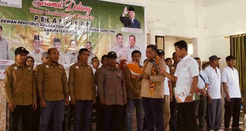 Dpw Tani Merdeka Cut Muhammad saat melantik pengurus tani merdeka Kabupaten Simeulue di Aula Gedung Dinas Kesehatan Dok, (Foto: AgusMuliadi/Acehnow)