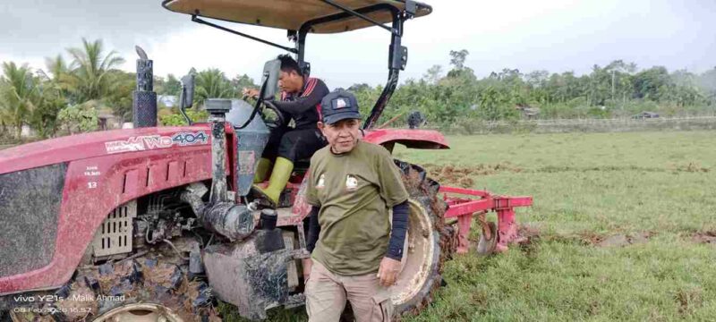 Ahmad Danion Pembina Tani Merdeka Simeulue saat meninjau persiapan untuk launching di Desa Kuta Baru yang sedang diolah pakai jonder Dok, (Foto: AgusMuliadi/Acehnow)
