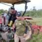 Ahmad Danion Pembina Tani Merdeka Simeulue saat meninjau persiapan untuk launching di Desa Kuta Baru yang sedang diolah pakai jonder Dok, (Foto: AgusMuliadi/Acehnow)