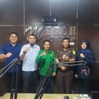 Foto bersama narasumber program Jaksa Menyapa, Kasi Penkum Kejati Aceh Ali Rasab Lubis dan Sekretaris Dinas PUPR Aceh Ahmad Ricky Soehady, usai siaran langsung di Radio Megah FM, Banda Aceh, Rabu (4/2/2026). Foto: Dok. Istimewa 