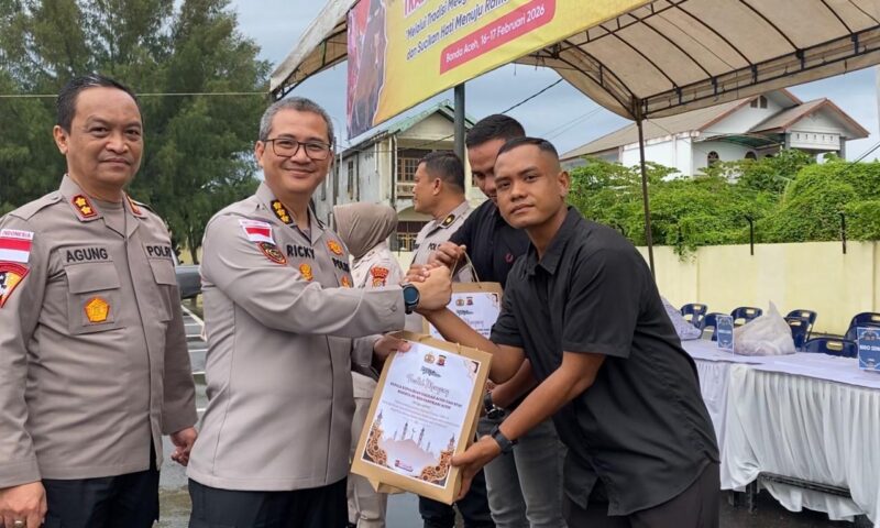 Kapolda Aceh Marzuki Ali Basyah menyerahkan paket daging meugang secara simbolis kepada perwakilan masyarakat pada kegiatan bakti sosial Polda Aceh di Banda Aceh, Senin (16/2/2026). Foto: Dok. Istimewa