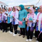 Ketua TP PKK Aceh Marlina Muzakir, bersama Staf Ahli TP PKK Aceh Mukarramah Fadhlullah, mendampingi pengurus Solidaritas Perempuan Indonesia (Seruni) Kabinet Merah Putih, meresmikan penggunaan kembali SD Negeri Sungai Liput, yang akan direnovasi oleh Seruni serta SD Negeri 1 Kuala Simpang yang sedang direnovasi, Kamis (12/2/2026). Dok. Ist