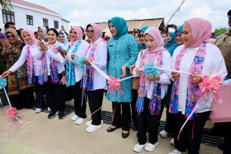Ketua TP PKK Aceh Marlina Muzakir, bersama Staf Ahli TP PKK Aceh Mukarramah Fadhlullah, mendampingi pengurus Solidaritas Perempuan Indonesia (Seruni) Kabinet Merah Putih, meresmikan penggunaan kembali SD Negeri Sungai Liput, yang akan direnovasi oleh Seruni serta SD Negeri 1 Kuala Simpang yang sedang direnovasi, Kamis (12/2/2026). Dok. Ist