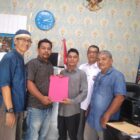 Muhammad Taufik Zas (tengah) saat menyerahkan berkas pendaftaran bakal calon Ketua PWI Aceh Selatan kepada panitia Konferkab di Kantor PWI Aceh Selatan, Tapaktuan, Kamis (19/2/2026). Foto: Dok. Istimewa