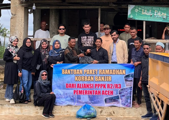 Senin, 16 Februari 2026 — Suasana penyaluran 100 paket bantuan sembako oleh Aliansi P3K Paruh Waktu Aceh di Gampong Matang Teungoh Selatan, Kabupaten Aceh Utara, untuk warga terdampak bencana. Foto: Dok. Istimewa