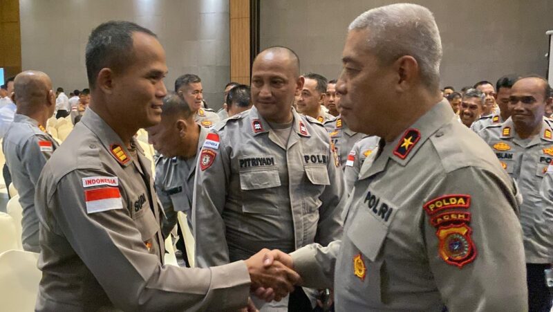 Wakapolda Aceh Brigjen Pol. Ari Wahyu Widodo, S.I.K., bersalaman dengan salah satu Kapolres usai penutupan Rapim Polda Aceh Tahun 2026 di Hotel The Pade, Aceh Besar, Rabu (25/2/2026). Foto: Dok. Istimewa