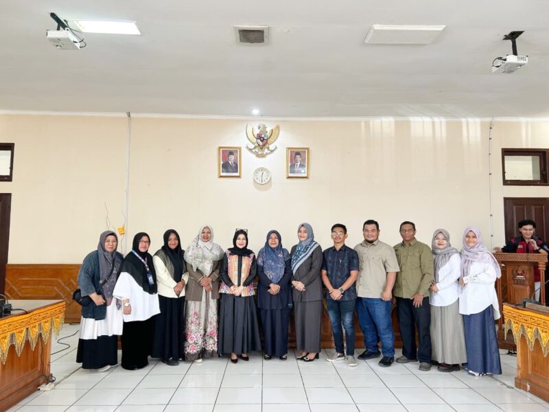 Mahasiswa Magister Sosiologi UTU dan anggota Komisi IV DPRK Aceh Barat berfoto bersama setelah diskusi mengenai kebijakan publik berbasis gender di ruang rapat DPRK Aceh Barat, Senin (23/2/2026). Foto: Dok. Istimewa