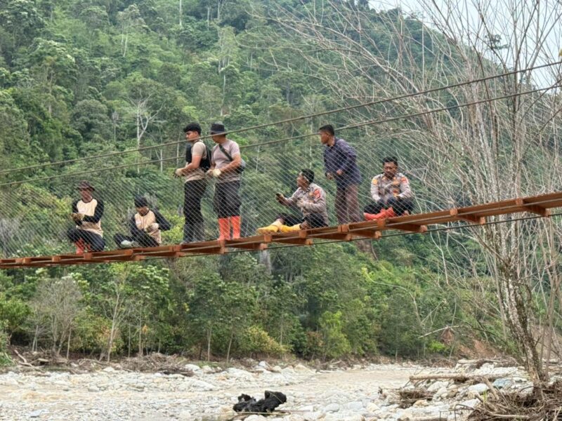 Personel Polres Gayo Lues bersama Polsek Putri Betung dan masyarakat melakukan pengecekan akhir jembatan gantung di Dusun Begade Empat, Desa Ramung Musara, Kecamatan Putri Betung, Sabtu (7/2/2026). Foto: Dok. Istimewa 