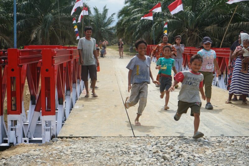 Jembatan Modular bantuan Kementerian Pertahanan RI resmi menghubungkan kembali Desa Tanjung Genteng dan Desa Tanjung Macang pascabanjir bandang di Aceh Tamiang, Kamis (26/02/2026). Foto: Dok. Istimewa 