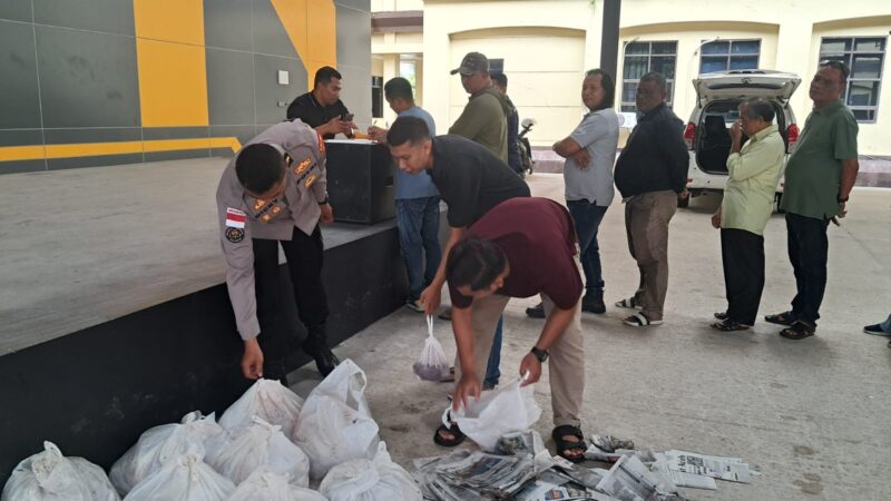 Personel Polri dan awak media menerima paket daging meugang yang dibagikan Polda Aceh di Meuligoe Polda Aceh, Selasa (17/2/2026). Foto: Dok. Istimewa 