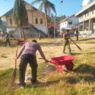 Personel Polsek Muara Dua bersama Posramil Muara Dua dan masyarakat melaksanakan kegiatan gotong royong di Masjid Raudatul Jannah, Desa Lhokmon Puteh, Kecamatan Muara Dua, Kota Lhokseumawe, Jumat (13/2/2026) pagi. Dok. Ist