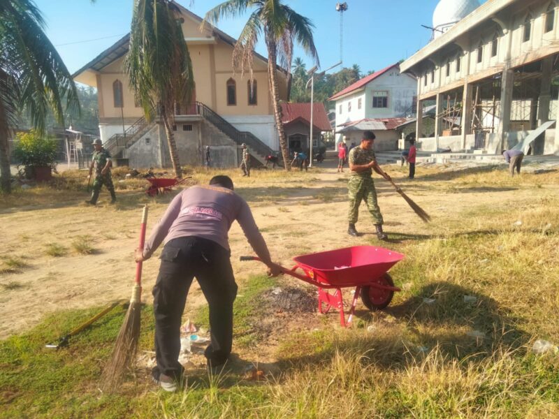 Personel Polsek Muara Dua bersama Posramil Muara Dua dan masyarakat melaksanakan kegiatan gotong royong di Masjid Raudatul Jannah, Desa Lhokmon Puteh, Kecamatan Muara Dua, Kota Lhokseumawe, Jumat (13/2/2026) pagi. Dok. Ist