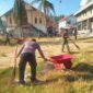 Personel Polsek Muara Dua bersama Posramil Muara Dua dan masyarakat melaksanakan kegiatan gotong royong di Masjid Raudatul Jannah, Desa Lhokmon Puteh, Kecamatan Muara Dua, Kota Lhokseumawe, Jumat (13/2/2026) pagi. Dok. Ist