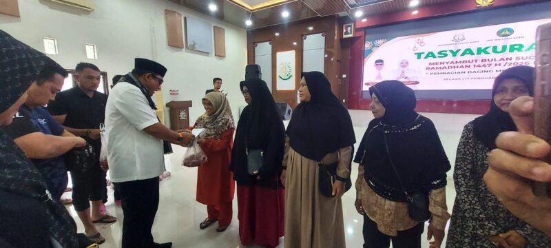 Kepala Kejaksaan Tinggi Aceh, Yudi Triadi, menyerahkan secara simbolis paket daging meugang kepada perwakilan penerima di Kantor Kejati Aceh, Banda Aceh, Selasa (17/2/2026). Foto: Dok. Istimewa 