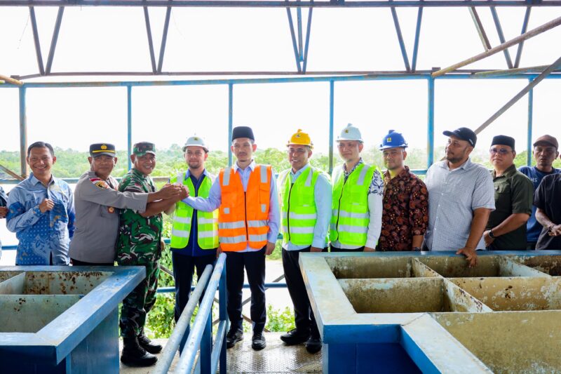 Bupati Aceh Barat, Tarmizi SP, meresmikan operasional WTP Beureugang Perumdam Tirta Meulaboh di Kecamatan Kaway XVI, Sabtu (14/2/2026). Foto: Dok. Istimewa 