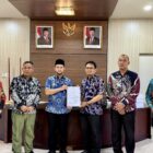 Wakil Bupati Aceh Barat Said Fadheil menyerahkan SK Plt Kadis Kominsa kepada Dedi Mulianda di ruang kerja Wakil Bupati, Kamis (5/2/2026). Foto: Dok. Istimewa 