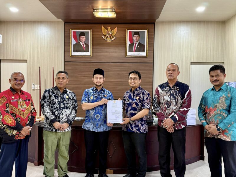 Wakil Bupati Aceh Barat Said Fadheil menyerahkan SK Plt Kadis Kominsa kepada Dedi Mulianda di ruang kerja Wakil Bupati, Kamis (5/2/2026). Foto: Dok. Istimewa 