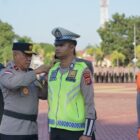 Penyematan pita operasi menandai dimulainya Operasi Keselamatan Seulawah 2026 yang digelar Polda Aceh selama 14 hari, Banda Aceh, Senin (2/2/2026). Foto: Dok. Istimewa