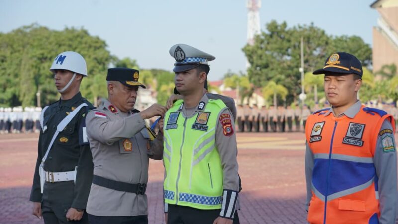 Penyematan pita operasi menandai dimulainya Operasi Keselamatan Seulawah 2026 yang digelar Polda Aceh selama 14 hari, Banda Aceh, Senin (2/2/2026). Foto: Dok. Istimewa 