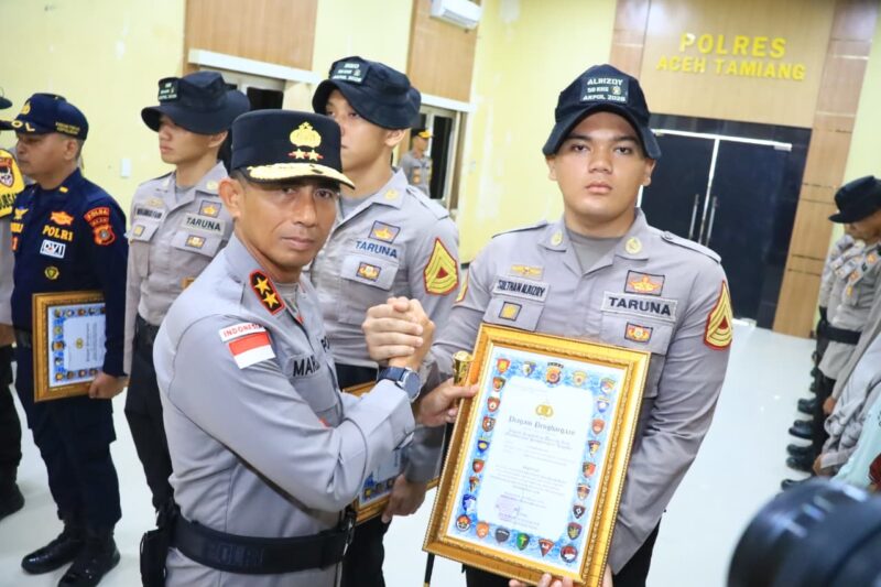 Kapolda Aceh Irjen Pol. Drs. Marzuki Ali Basyah menyerahkan piagam penghargaan kepada Taruna Akpol dan personel Polda Aceh atas aksi kemanusiaan pascabencana hidrometeorologi di Aceh Tamiang, Jumat (6/2/2026). Foto: Dok. Istimewa