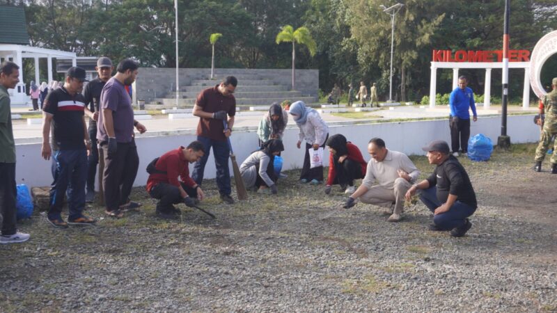 ASN Pemko Banda Aceh bersama personel Kodim 0101/Kota Banda Aceh membersihkan kawasan Masjid Baiturrahim Ulee Lheue dalam rangka menyambut Ramadhan 1447 H dan HUT ke-821 Kota Banda Aceh, Jumat (13/2/2026). Foto: Dok. Istimewa