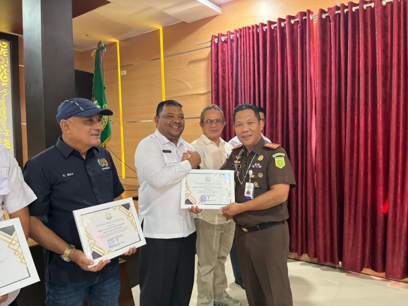 Kepala Kejaksaan Negeri Aceh Besar, Jemmy Novian Tirayudi, menyerahkan piagam penghargaan kepada perwakilan PWI Aceh Besar dalam kegiatan pemberian reward kepada sembilan instansi mitra, di Kota Jantho, Rabu (25/2/2026). Foto: Dok. Istimewa 
