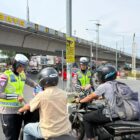 Satgas Preemtif Operasi Keselamatan Seulawah 2026 bersama masyarakat saat kegiatan edukasi tertib berlalu lintas di Simpang Surabaya, Banda Aceh, Rabu (4/2/2026). Foto: Dok. Istimewa