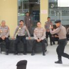 Kapolda Aceh Marzuki Ali Basyah mengajarkan teknik bela diri kepada personel Ditsamapta saat memberikan arahan di Meuligoe Polda Aceh, Banda Aceh, Kamis (26/2/2026). Foto: Dok. Istimewa