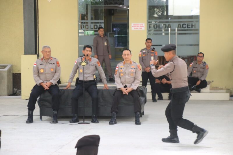 Kapolda Aceh Marzuki Ali Basyah mengajarkan teknik bela diri kepada personel Ditsamapta saat memberikan arahan di Meuligoe Polda Aceh, Banda Aceh, Kamis (26/2/2026). Foto: Dok. Istimewa